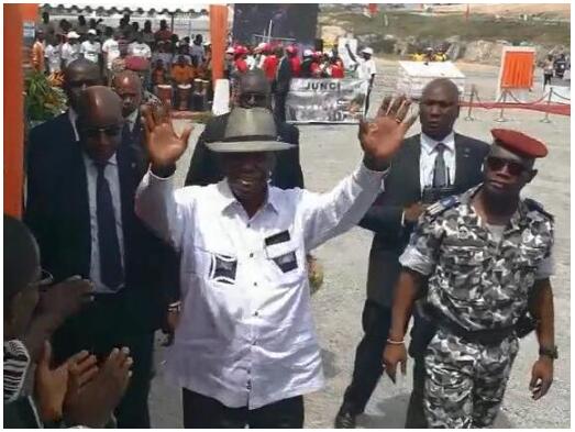 科特迪瓦總統(tǒng)現(xiàn)身剪彩現(xiàn)場 科特迪瓦總統(tǒng)現(xiàn)身剪彩現(xiàn)場